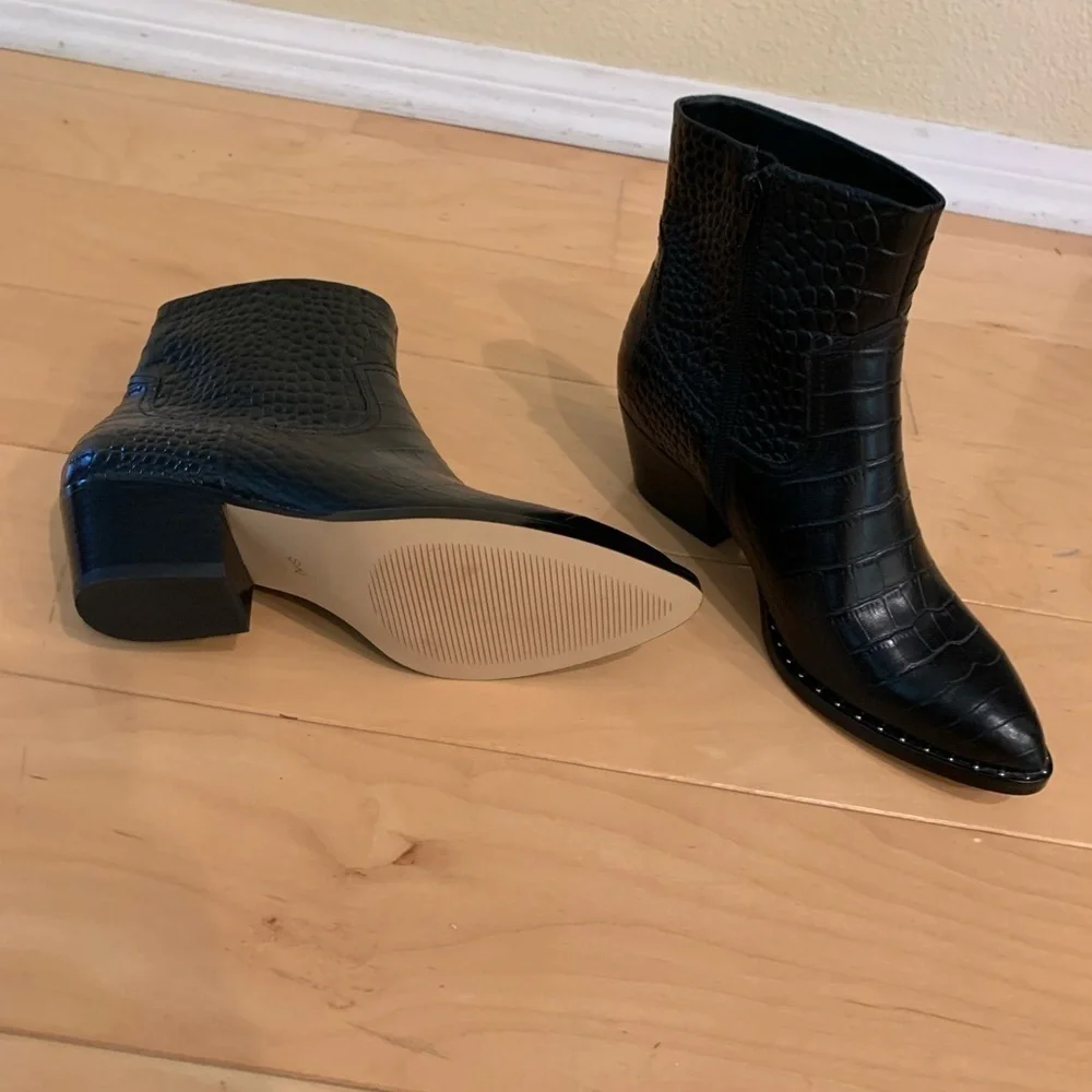 Nordstrom’s brand size 7 all leather upper.  Has embossed leather.  Very stylish